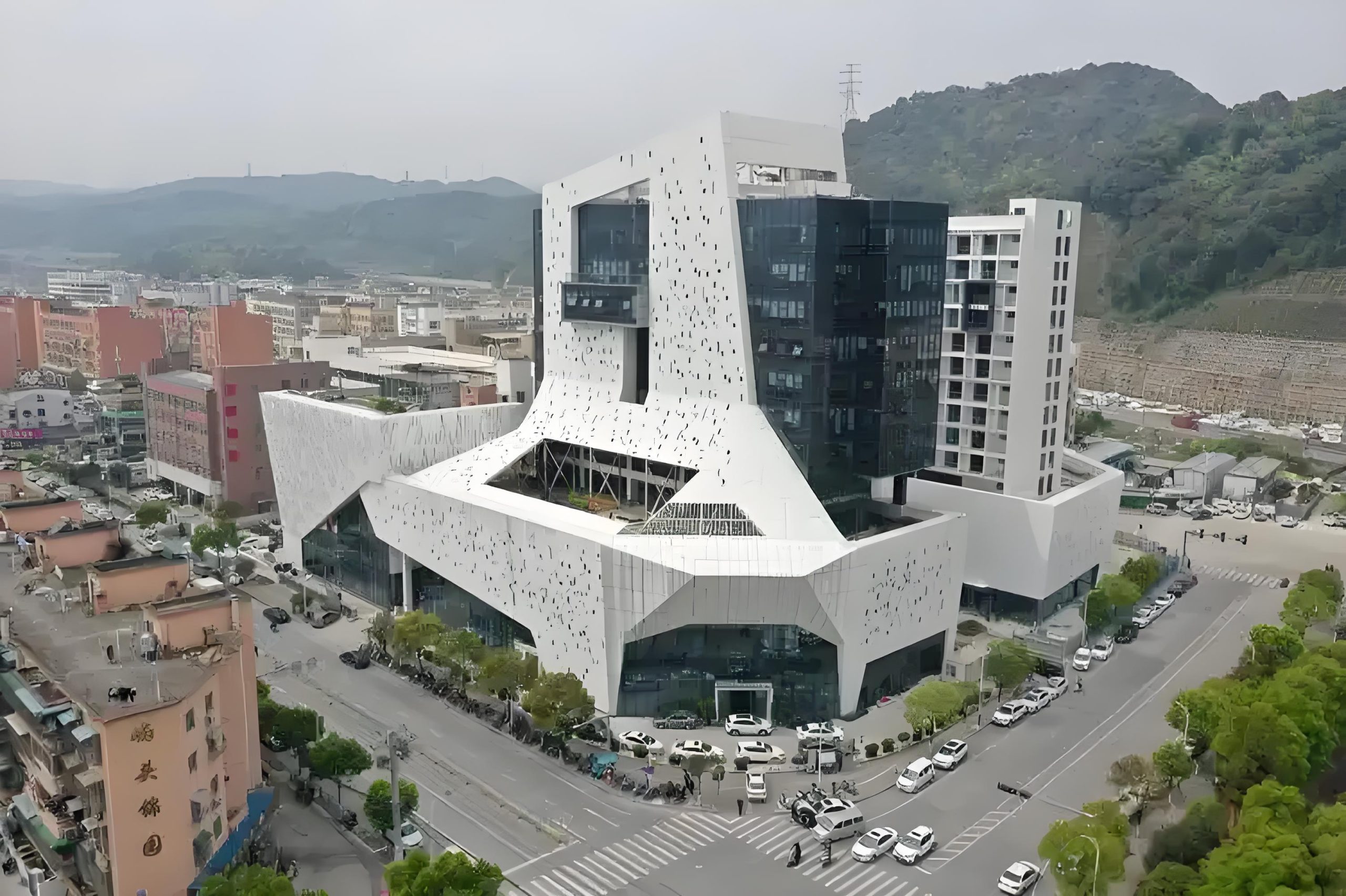 300901 中胤时尚：关于公司股东违规减持公司股份并致歉暨提前终止减持计划公告