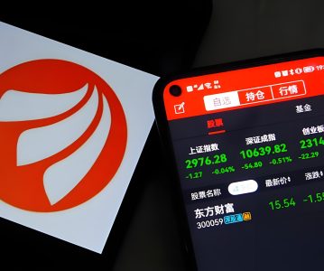 东方财富实控人父亲拟转让1%股份，市值37亿