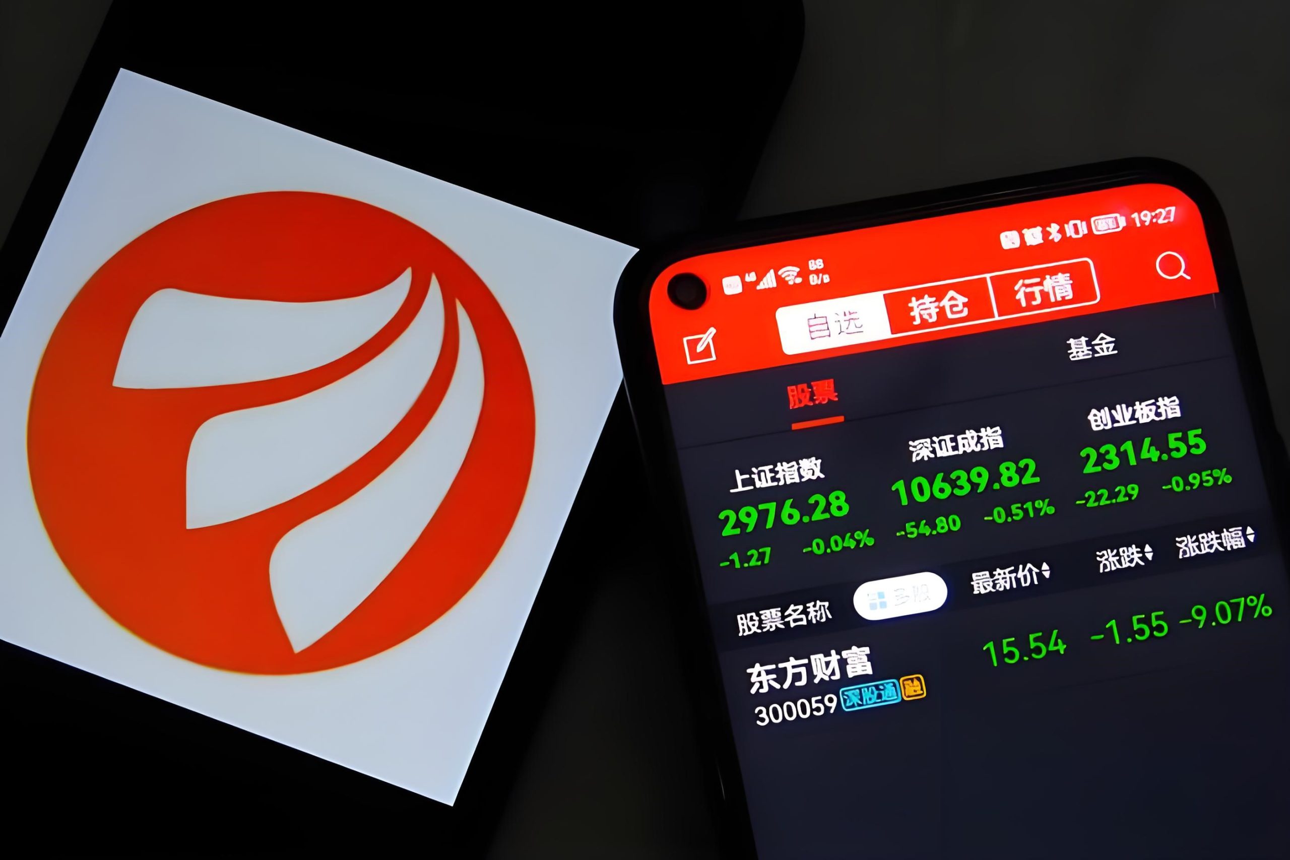 东方财富董事长之父“清仓式”退出？拟协议转让所持1.59亿股，因何转让？
