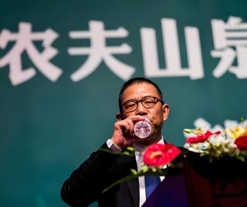 钟睒睒捐赠3300万股：是慈善，还是变相减持？